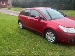 Röd Begagnad 2005 Citroën C4 Halvkombi | 6 000 kr (Superpris)