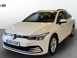 Vit Begagnad 2023 VW Golf VIII Kombi | 299 900 kr (Marknadspris)