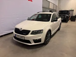 Vit Begagnad 2015 Skoda Octavia RS Kombi | 149 900 kr (Marknadspris)
