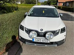 Vit Begagnad 2018 Skoda Octavia Scout Kombi | 139 900 kr (Marknadspris)