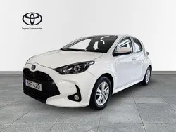 Vit Begagnad 2022 Toyota Yaris Hybrid Halvkombi | 204 900 kr (Marknadspris)