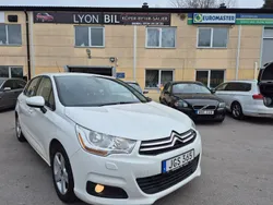 Vit Begagnad 2013 Citroën C4 Halvkombi | 36 900 kr (Marknadspris)