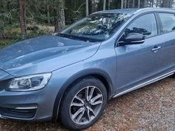 Blå Begagnad 2018 Volvo V60 CC Standard Kombi | 120 000 kr (Superpris)
