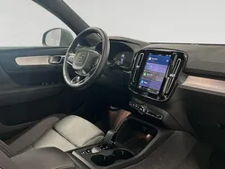 Grå Begagnad 2023 Volvo XC40 Core SUV | 369 900 kr (Marknadspris)