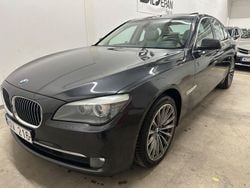 Grå (grå metallic) Begagnad 2009 BMW 750 Sedan | 149 500 kr (Marknadspris)