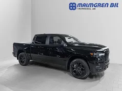 Svart (diamond black metallic) Begagnad 2025 Dodge Ram Pickup | 1 161 250 kr