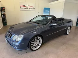 Mörkblå (blå) Begagnad 2004 Mercedes CLK240 Avantgarde Cab | 99 900 kr (Marknadspris)