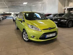 Grön (grönmetallic) Begagnad 2011 Ford Fiesta Titanium Halvkombi | 68 500 kr (Marknadspris)