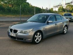 Ljusgrå Begagnad 2003 BMW 520 Sedan | 44 900 kr (Marknadspris)