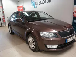 Mörkbrun (brunmetallic) Begagnad 2013 Skoda Octavia Ambition Halvkombi | 79 900 kr (Lite dyr)