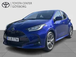 Mörkblå Ny 2025 Toyota Yaris Hybrid Style Halvkombi | 299 900 kr (Marknadspris)