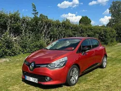 Röd Begagnad 2013 Renault Clio IV Halvkombi | 66 900 kr (Marknadspris)