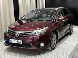 Mörkröd Begagnad 2013 Toyota Avensis Premium Kombi | 119 900 kr (Lite dyr)
