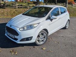 Vit Begagnad 2014 Ford Fiesta Titanium Halvkombi | 44 900 kr (Superpris)