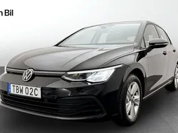 Svart (deep black pearl) Begagnad 2023 VW Golf VIII Halvkombi | 259 900 kr (Marknadspris)