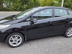Svart Begagnad 2012 Ford Fiesta Titanium Halvkombi | 43 000 kr (Marknadspris)
