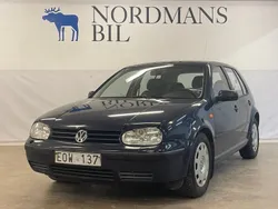 Blå Begagnad 2000 VW Golf IV Trendline Halvkombi | 21 000 kr (Marknadspris)