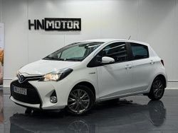 Vit Begagnad 2016 Toyota Yaris Hybrid Active Halvkombi | 84 900 kr (Marknadspris)