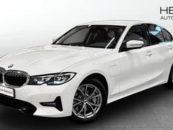 Vit (white) Begagnad 2020 BMW 330e Sport Line Sedan | 328 700 kr (Marknadspris)