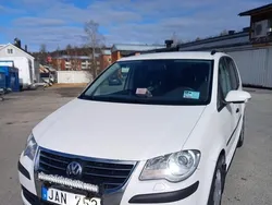 Vit Begagnad 2009 VW Touran Minibuss | 30 000 kr