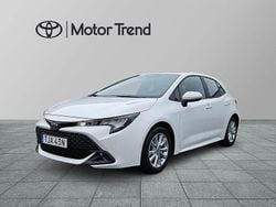 Vit Begagnad 2023 Toyota Corolla Hybrid Active Halvkombi | 269 500 kr (Bra pris)