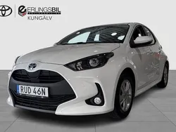 Vit Begagnad 2022 Toyota Yaris Hybrid Active Halvkombi | 209 900 kr (Marknadspris)