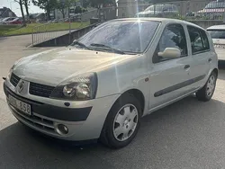 Grå Begagnad 2002 Renault Clio II Halvkombi | 19 900 kr (Marknadspris)
