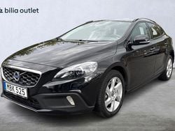 Svart Begagnad 2015 Volvo V40 CC Summum Kombi | 179 899 kr (Marknadspris)