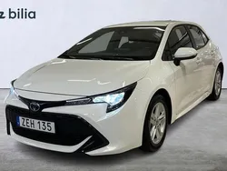 Vit Begagnad 2022 Toyota Corolla Hybrid Active Halvkombi | 244 900 kr (Marknadspris)