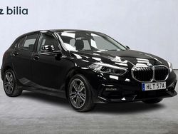 Svart Begagnad 2022 BMW 118 Sport Line Halvkombi | 259 000 kr (Marknadspris)