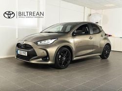 Grön (oxide bronze) Begagnad 2023 Toyota Yaris Hybrid Style Halvkombi | 248 900 kr (Lite dyr)