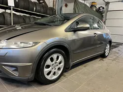 Mörkgrå (grå) Begagnad 2006 Honda Civic Halvkombi | 47 900 kr (Marknadspris)