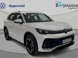 Vit Begagnad 2025 VW Tiguan R-line SUV | 549 000 kr