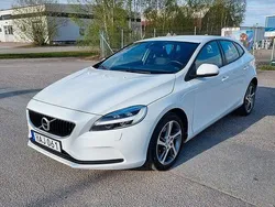 Vit Begagnad 2017 Volvo V40 Momentum Kombi | 174 000 kr (Marknadspris)