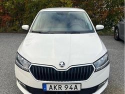 Vit Begagnad 2021 Skoda Fabia Style Halvkombi | 129 900 kr (Marknadspris)