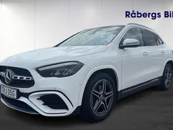 Vit Begagnad 2024 Mercedes GLA200 AMG line SUV | 459 800 kr (Lite dyr)