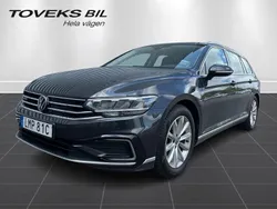 Mörkgrå (grå) Begagnad 2023 VW Passat GTE Kombi | 299 900 kr (Marknadspris)