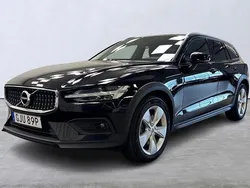 Svart Begagnad 2021 Volvo V60 CC Kombi | 309 900 kr (Marknadspris)