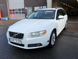 Vit Begagnad 2009 Volvo V70 Momentum Kombi | 39 900 kr (Marknadspris)