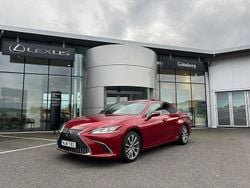 Röd Begagnad 2019 Lexus ES300H Executive Line Sedan | 399 000 kr (Lite dyr)