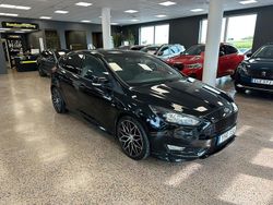 Svart Begagnad 2016 Ford Focus ST-Line Halvkombi | 129 900 kr (Dyr)