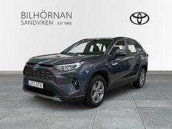 Mörkgrå Begagnad 2022 Toyota RAV4 Hybrid Active SUV | 359 900 kr (Marknadspris)