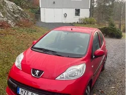 Röd Begagnad 2009 Peugeot 107 Halvkombi | 45 000 kr (Marknadspris)