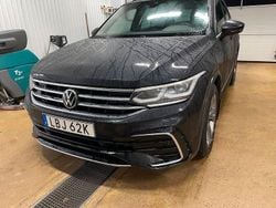 Svart (svart metallic) Begagnad 2022 VW Tiguan R-line SUV | 295 000 kr (Marknadspris)