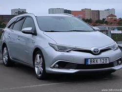 Silver samma som bilen Begagnad 2017 Toyota Auris Touring Sports Kombi | 134 900 kr (Marknadspris)