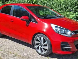 Röd Begagnad 2016 Kia Rio Halvkombi | 99 900 kr (Marknadspris)