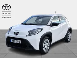 Vit Begagnad 2022 Toyota Aygo Play Halvkombi | 149 900 kr (Marknadspris)