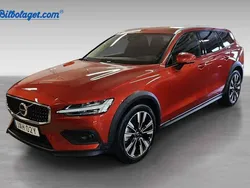 Röd Begagnad 2023 Volvo V60 CC Plus Kombi | 444 900 kr (Marknadspris)