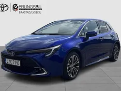 Mörkblå Begagnad 2023 Toyota Corolla Hybrid Plus Halvkombi | 299 000 kr (Marknadspris)