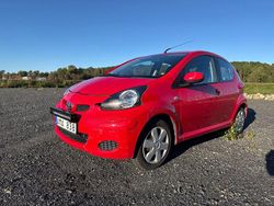 Röd Begagnad 2009 Toyota Aygo Halvkombi | 28 500 kr (Bra pris)